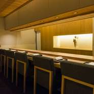 さりげなく書画が配される店内はギャラリーのような趣。さらに隣席との距離感、小泉氏のおだやかな人柄が生む空気などで、心地よい雰囲気が生まれています。