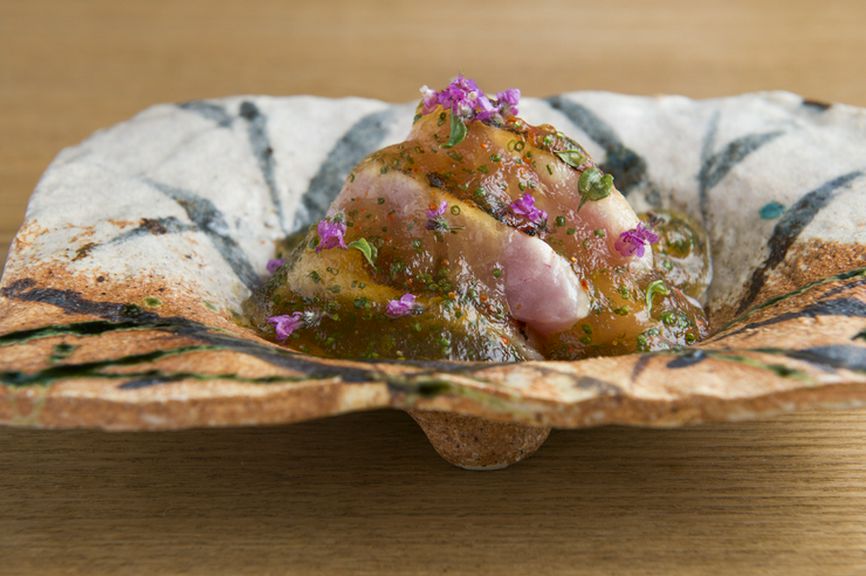 皮目の香ばしさが、脂の旨みをいっそう引き立てる『金目鯛のお造り』