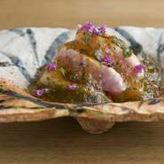 皮目を香ばしく炙ることで、脂の乗った金目鯛がさっぱりとした味わいに。橙を絞った鰹出汁のゼリー寄せ、浅葱、柚子皮、花穂紫蘇とともに。