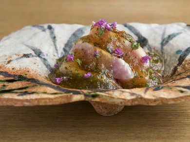 皮目の香ばしさが、脂の旨みをいっそう引き立てる『金目鯛のお造り』