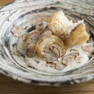 甘鯛の鱗を松ぼっくりに見立てて仕上げる逸品。鰹と昆布の出汁に牛乳とトリュフを加えたソースで。下仁田葱はゆっくりと火を通して甘みを引き出しています。