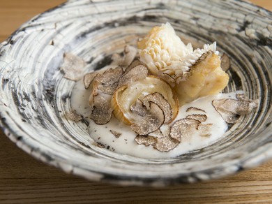 トリュフの上質な香りと鱗の香ばしい食感が際立つ『甘鯛の松笠焼き トリュフのソース』