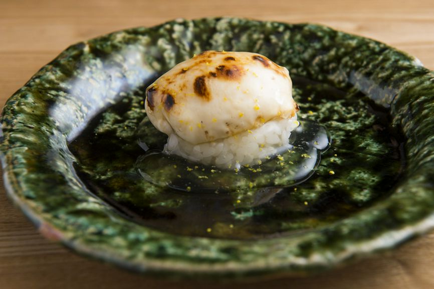 香ばしさのなかに、濃厚な旨みがひそむ『トラフグ白子の炭火焼き』