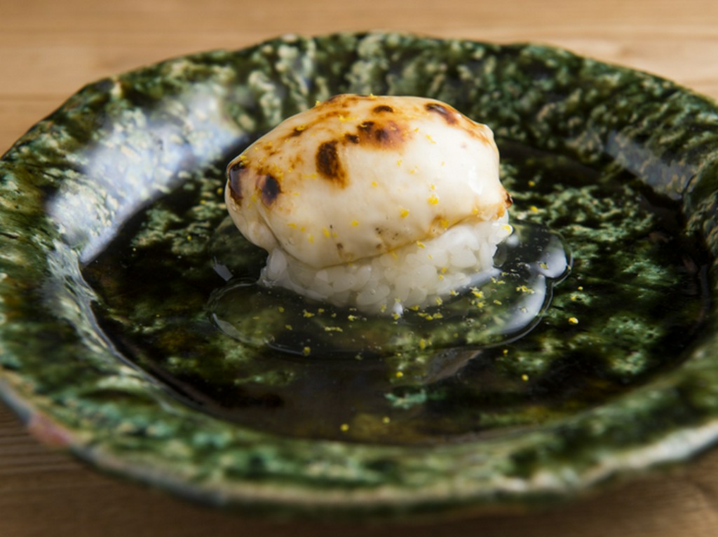 香ばしさのなかに、濃厚な旨みがひそむ『トラフグ白子の炭火焼き』