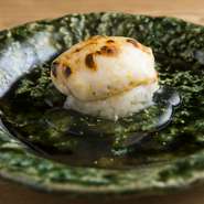 濃厚な旨みと甘みを持つ白子はシンプルな炭火焼きで。香ばしさと相性の良い出汁醤油をかけて味わう。下には蒸した餅米と柚子の香りを加えた銀餡。