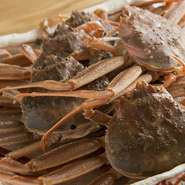 冬の楽しみである「蟹」は、産地を指定するのではなく、芝山港、津居山港、鳥取などから、その日最良のものを厳選。ある日の松葉蟹は越前から。期間の短い香箱蟹も積極的に取り入れます。