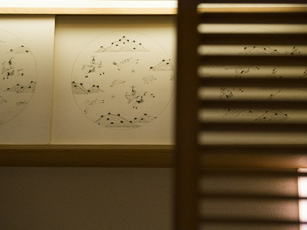 上質な書画がさりげなく配されるギャラリーのような店内