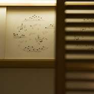 幅広い年代の方にお楽しみいただけるよう、店内は柔らかさやあたたかみを重視しています。店内の随所にあるのは陶芸家であり、書画にも造詣の深い高仲健一氏の作。