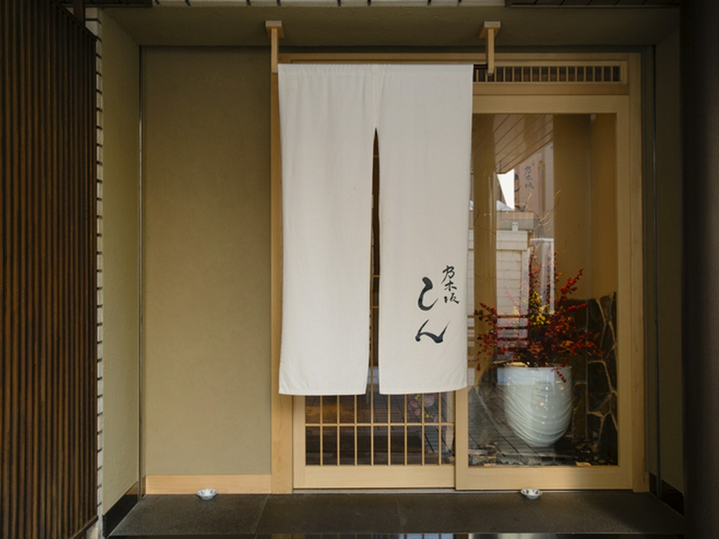 赤坂通り沿いにありながら、落ち着いた雰囲気が漂う店