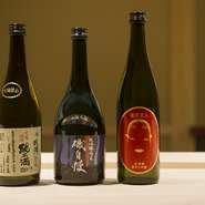 「石田のつくる料理はまるい味わいが多い」と、飛田氏がセレクトするのは、重すぎず、吟醸香がほどよく抑制された日本酒。現在は15種ほどが揃うが、「ゆくゆくは50種まで増やしたい」といいます。
