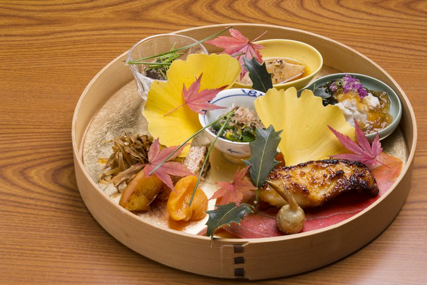 美しい盛り付けと味わいで目と舌を魅了する『焼き物八寸』