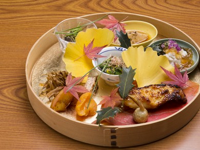 美しい盛り付けと味わいで目と舌を魅了する『焼き物八寸』