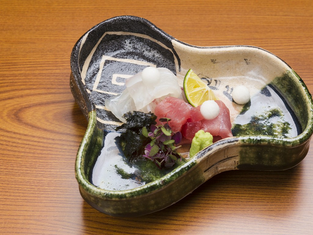 その日のおすすめの2種の刺身が盛られた『お造り』