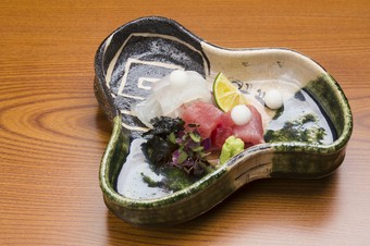 その日のおすすめの2種の刺身が盛られた『お造り』