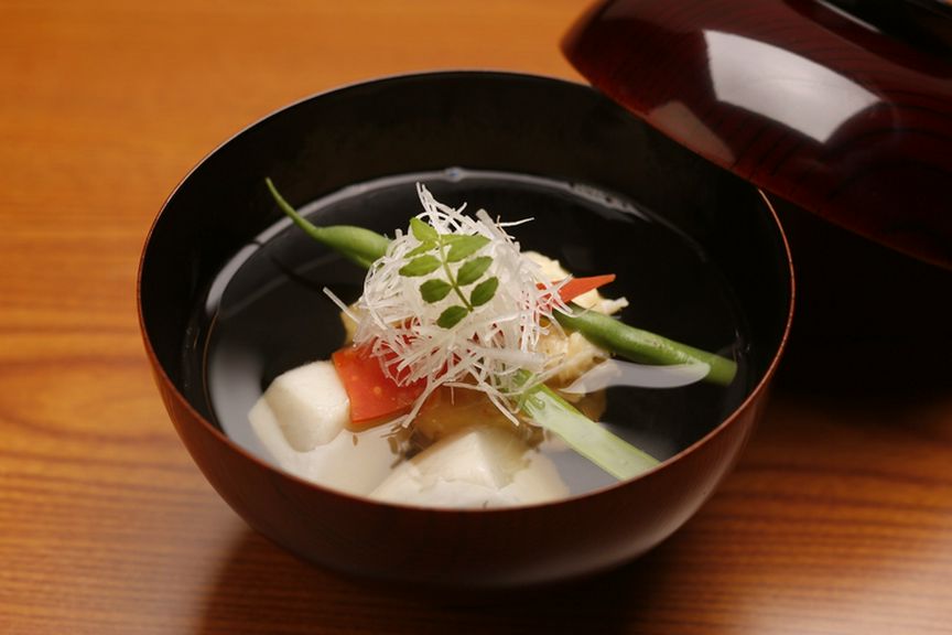 滑らかな食感の中に蟹の甘さと風味が広がる『松葉蟹真丈』