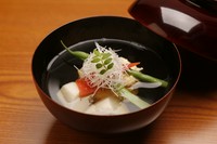 滑らかな食感の中に蟹の甘さと風味が広がる『松葉蟹真丈』