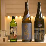 日本酒は店主の故郷である島田の蔵元、大村屋酒造の酒のみを用意。代表銘柄の『女泣かせ』のほか、東京ではなかなかお目にかかれない、地元の杜氏が島田の米と水で醸す『重兵衛』も。季節の酒もスポットで入手。