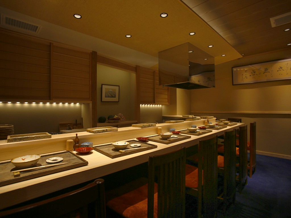 白木の美しいカウンターが凛とした雰囲気を醸し出す