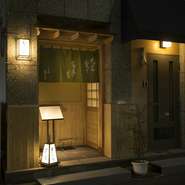 店は甘酒横丁から一本外れた路地裏にあり、静かなロケーションが隠れ家的要素をより濃くしています。日本橋人形町というエリアに店を構えたのも、同じ日本橋室町という場所が天ぷら蕎麦発祥の地であるためです。