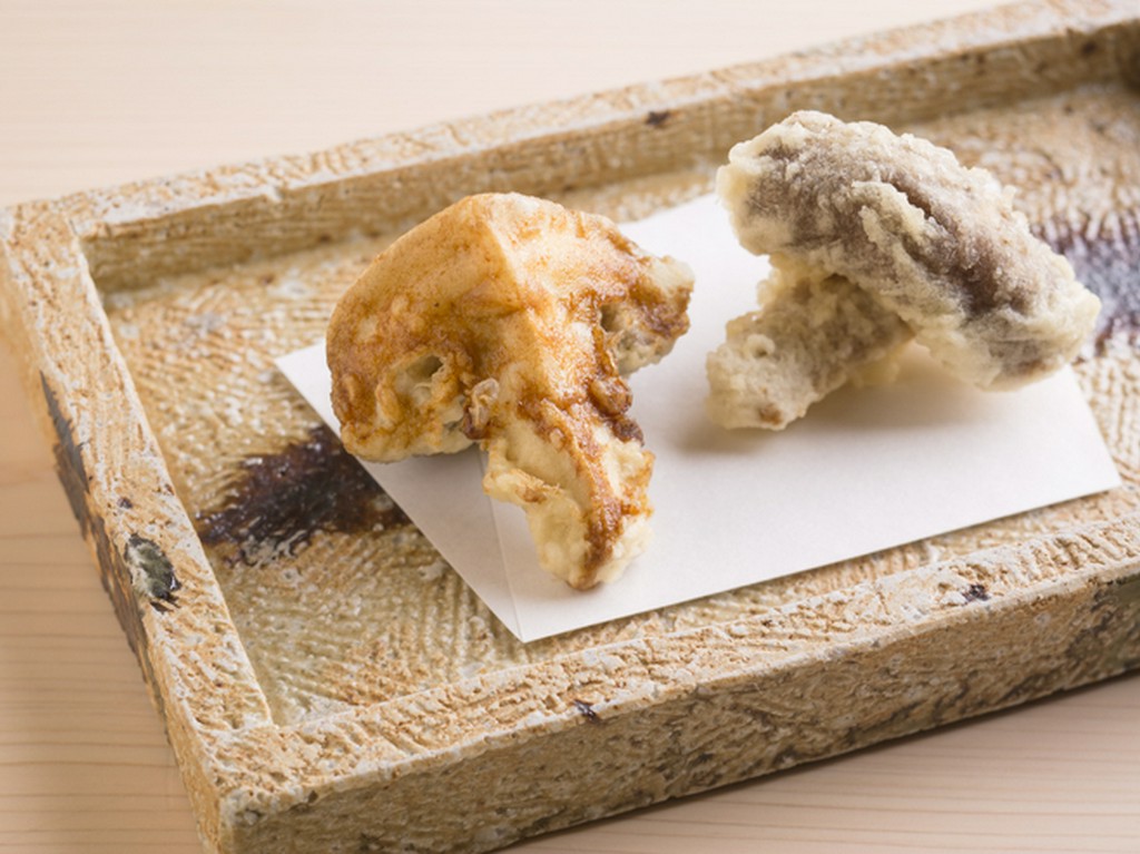 蕎麦つゆに使うかえしと、塩の2種で味わう『玉取茸』