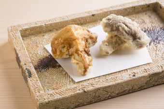 蕎麦つゆに使うかえしと、塩の2種で味わう『玉取茸』