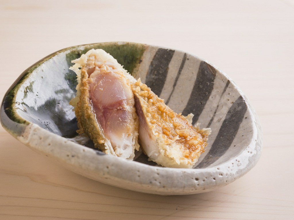 じっくりと熱を入れ、レアに仕上げることで甘さを引き出した『アジ』