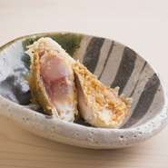 『本日の地魚』として登場したアジも駿河産。火を入れすぎるとアジ特有のクセも出るため、高温でサッと揚げ、余熱でじっくりと火を入れて中をレアに仕上げることで、甘さだけを引き出しています。
