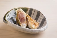 『本日の地魚』として登場したアジも駿河産。火を入れすぎるとアジ特有のクセも出るため、高温でサッと揚げ、余熱でじっくりと火を入れて中をレアに仕上げることで、甘さだけを引き出しています。