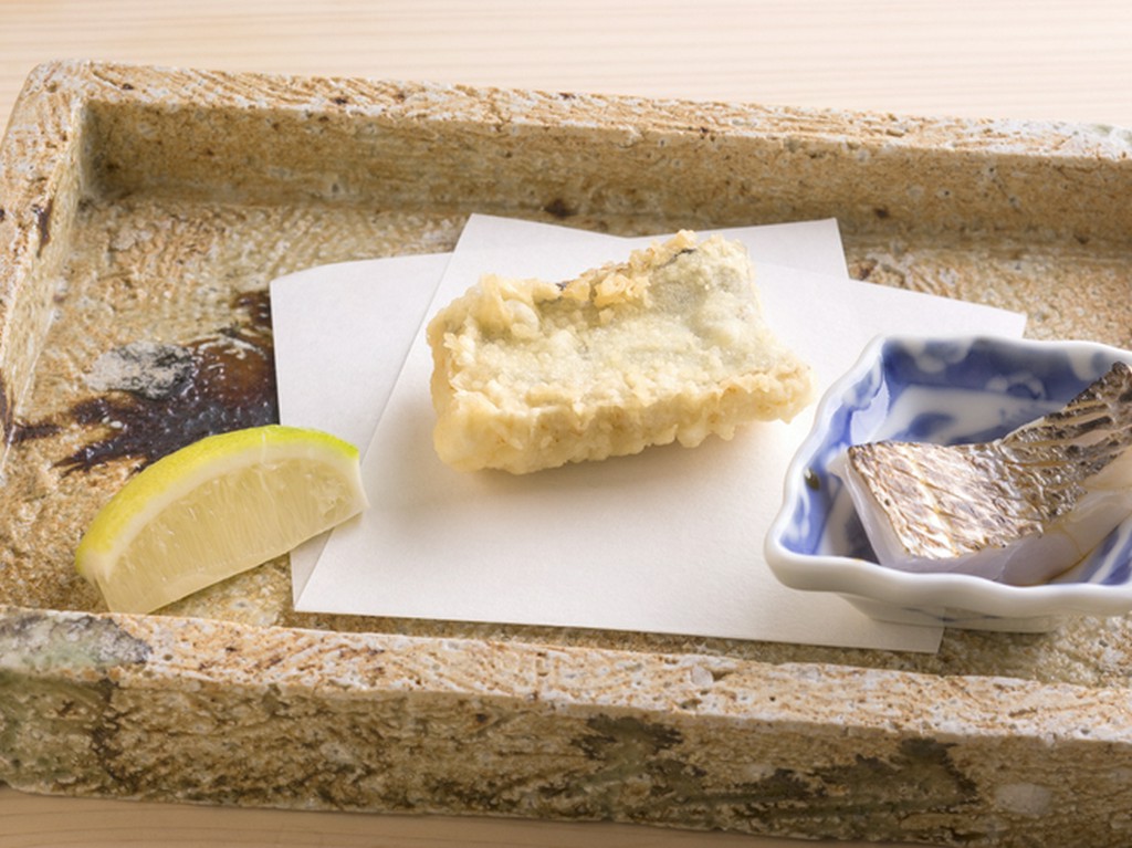 軽く炙った刺身とともに供し、その味の違いを楽しませる『太刀魚』