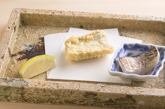 軽く炙った刺身とともに供し、その味の違いを楽しませる『太刀魚』