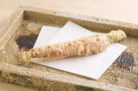 故郷の島田から届くのがこちらのニンジン。カットせずにそのまま揚げるのは、じっくりと火入れしながら天ぷらにすることで、でんぷん質を糖化させ、素材本来がもつ甘さをいっそう際立たせるためだといいます。