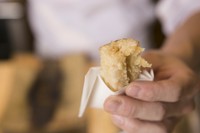 レンコンは静岡や焼津産が中心。店主が寿司好きなことから、寿司屋と同じ要領であえて皿には置かずに手渡し。分厚くカットして、じっくりと熱を通したレンコンは、その甘さが際立っています。