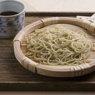 天茶や天丼でなく、〆に蕎麦を手繰るのが【蕎ノ字】流。益子産や鹿沼在来種の蕎麦を使い、店内の工房で二八で打ちます。つゆには20年以上注ぎ足ししているかえしを使用。角のないやさしい味が蕎麦に寄り添います。