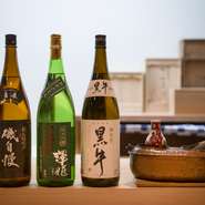 日本酒は30種ほどあるリストのなかから、4種をおすすめ。この日は『磯自慢』『黒牛』などですが、日によって銘柄は変わります。旨みがあって料理の邪魔をせず、飲み続けられる日本酒を多く取り揃えます。