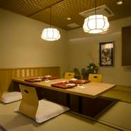 10名まで利用できる個室も用意されますが、完全予約制のうえ、1日3組限定の営業なので、時間を気にすることなくじっくりと料理に向き合うことができます。店主の闊達なもてなしもゲストの心を解きほぐします。