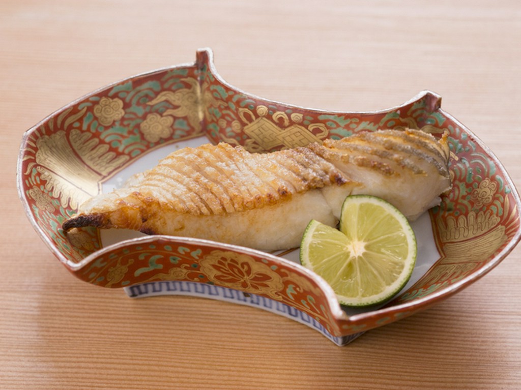 耐火煉瓦の炉でじっくりと炭火焼きにした『真名鰹』