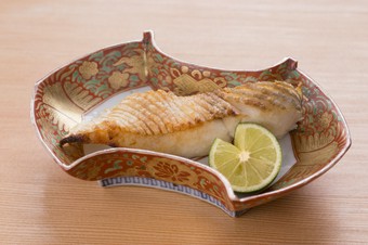 耐火煉瓦の炉でじっくりと炭火焼きにした『真名鰹』