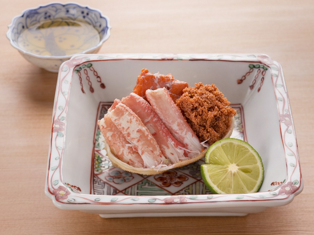 茹でてから丁寧に盛り付け直した蟹の身を土佐酢でいただく『セイコ蟹』