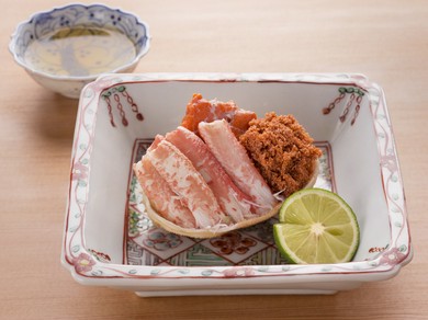 茹でてから丁寧に盛り付け直した蟹の身を土佐酢でいただく『セイコ蟹』