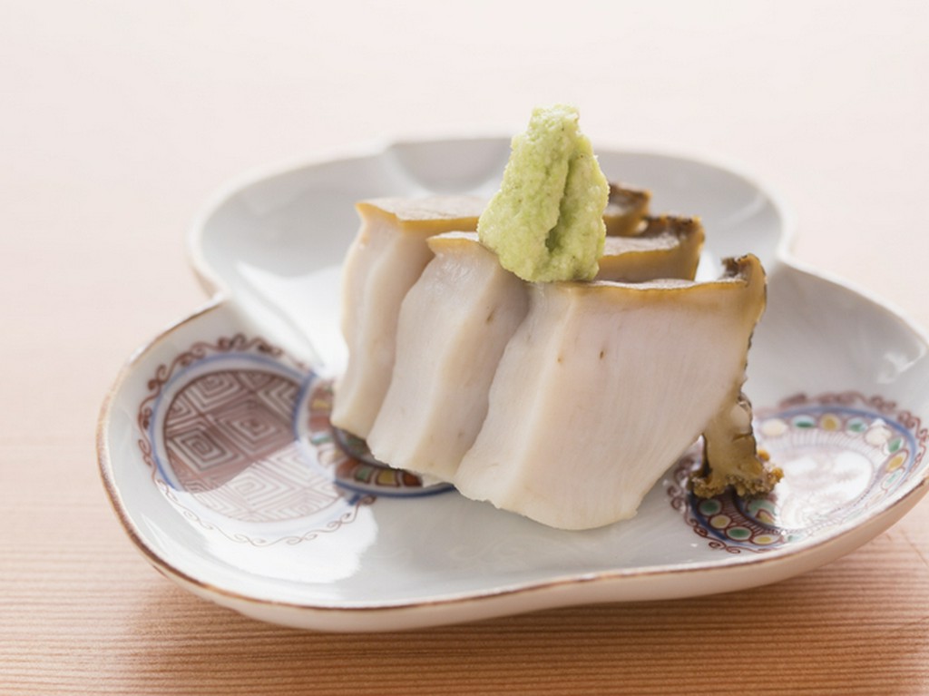 4時間かけてじっくりと蒸して、驚きの柔らかさを実現した『蒸し鮑』