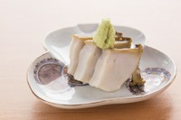 4時間かけてじっくりと蒸して、驚きの柔らかさを実現した『蒸し鮑』