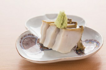 4時間かけてじっくりと蒸して、驚きの柔らかさを実現した『蒸し鮑』