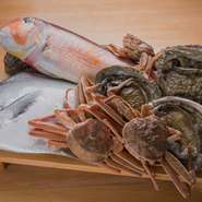 食材は自分が本当に美味しいと思うものだけしか使いません。焼き物には一年を通して、甘鯛、真名鰹、鮎、太刀魚など7種のみ。余計なことをするのではなく、それらに塩をあてじっくりと炭火で焼いていきます。