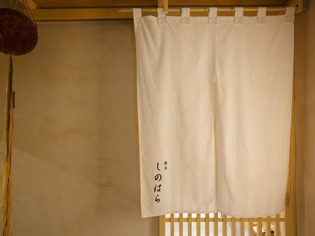 路地裏にひっそりと佇む隠れ家のような店