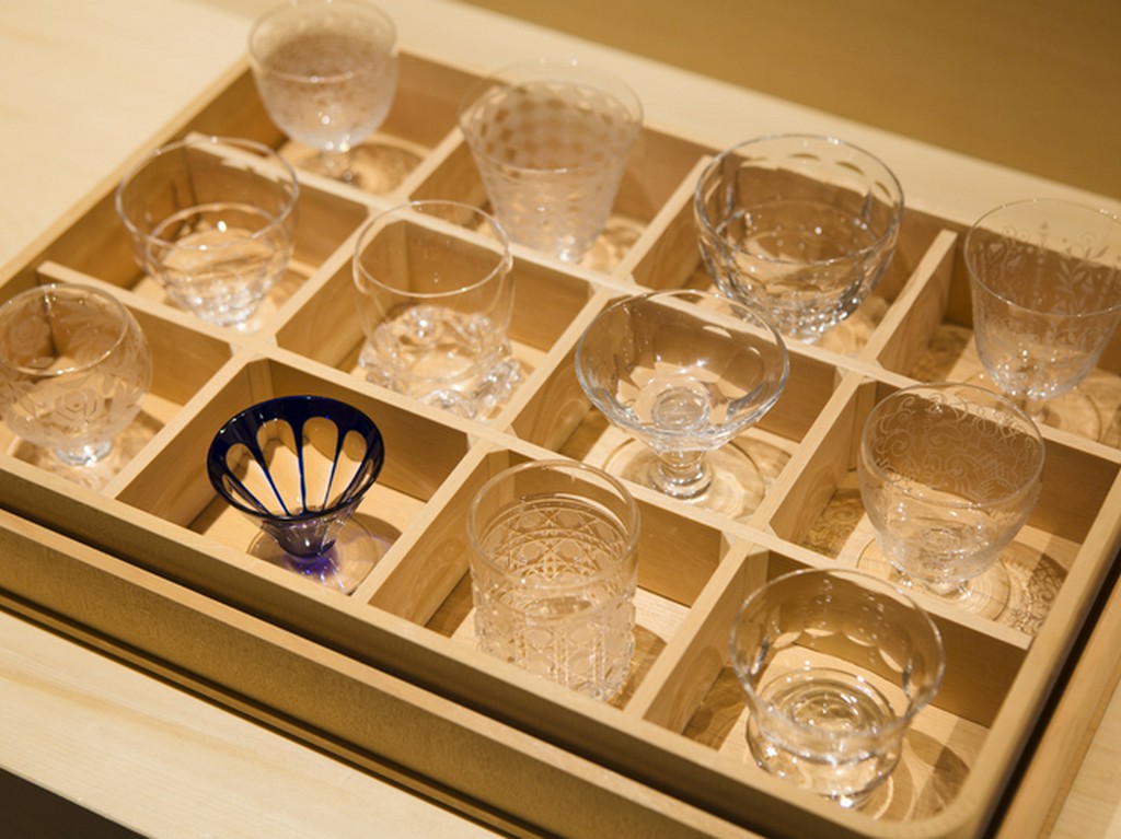 オールドバカラの酒器をはじめとしたこだわりの器