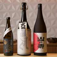 日本酒は銘柄を入れ替えながら常時20種ほど。篠原氏自身が飲んでおいしいと思った酒が基本です。もちろん故郷である滋賀県の酒も複数取り揃えています。