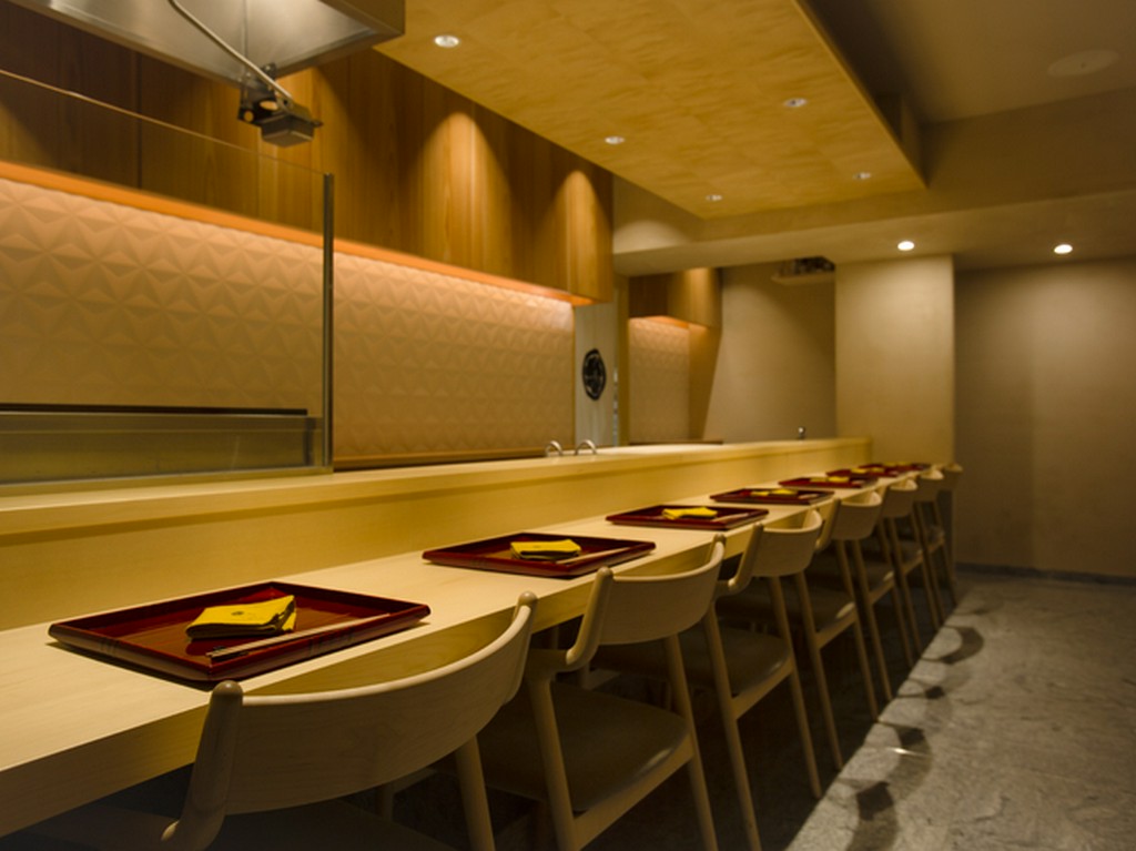 器や料理を引き立てるために、直線だけで構成されるインテリア