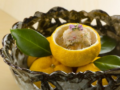 『先附』は、料理人の挨拶代わり。豪華な食材や目にも美しい盛り付けで心を掴みます