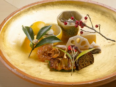 コースの中盤に登場する『八寸』。季節の食材をふんだんに使用し、変化に富んだ味わいに仕立てます