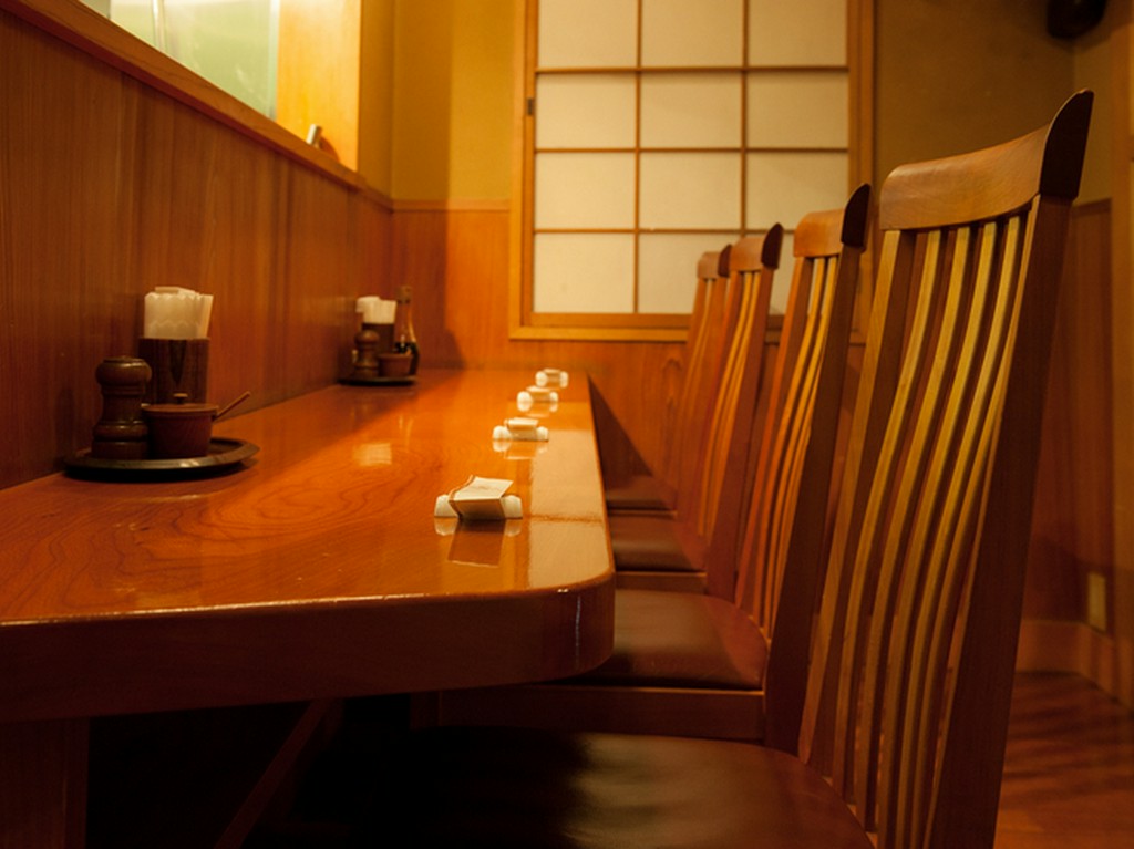 ​特等席は、職人の仕事を目の前にするカウンター